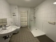 Badezimmer mit großer Dusche