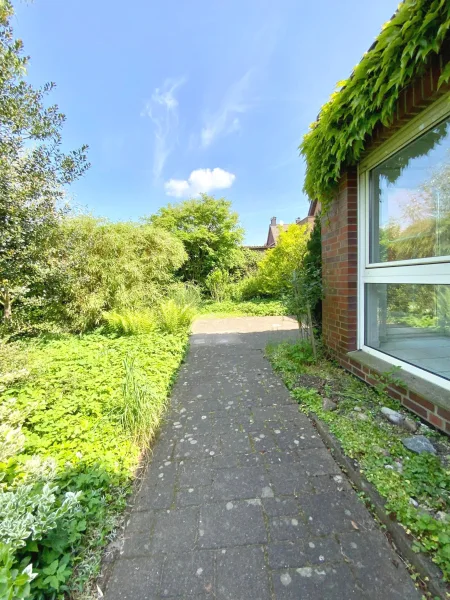 seitlicher Gartenzugang, Blick auf den Anbau