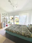 schönes Schlafzimmer mit viel Platz