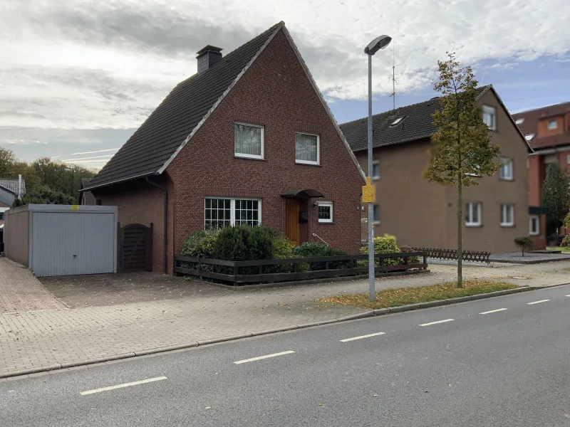 Seitenansicht mit zweiter Garage