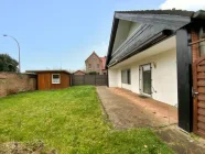 Garten mit Terrasse und Balkon