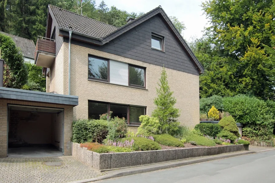 Ansicht - Haus kaufen in Wetter - Freistehendes Ein- oder Zweifamilienhaus mit 3 Garagen in beliebter Wohnlage von Wetter-Wengern