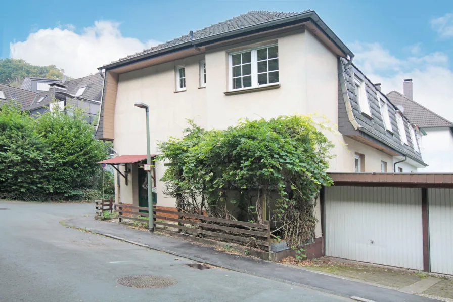 Ansicht  - Haus kaufen in Wetter - Großzügige und gut aufgeteilte Doppelhaushälfte mit einer Garage in beliebter Lage von Wetter-Volmarstein