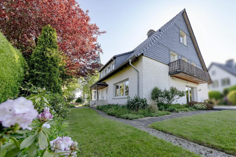 Ansicht - Haus kaufen in Sprockhövel - Freistehendes Zweifamilienhaus mit Charme und Potenzial in zentraler Lage von Sprockhövel (Haßlinghausen)!