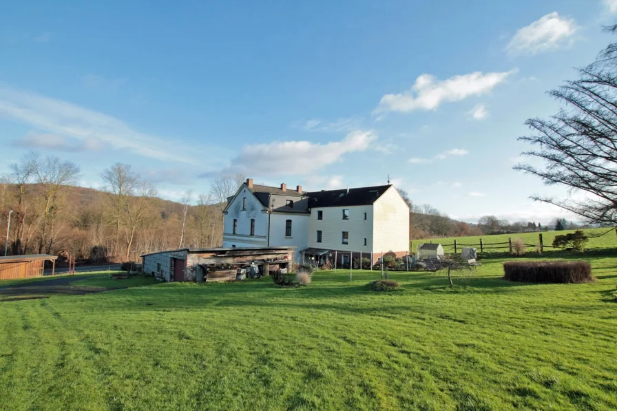 Ansicht - Haus kaufen in Wetter - 5-Familienhaus mit fast 4.500 m² Grundstück in Wetter-Wengern - ideal zur (teilweisen) Selbstnutzung 