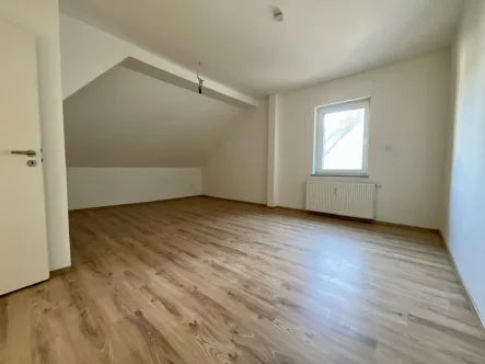 Schlafzimmer - Wohnung kaufen in Ennepetal - Selber einziehen oder vermieten? Modernisierte 3-4 Zimmer Dachgeschosswohnung in Ennepetal