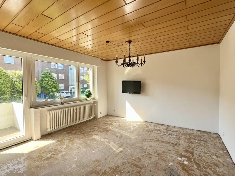 Wohnzimmer mit Zugang zum Balkon