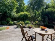 Terrasse mit Blick in den Garten