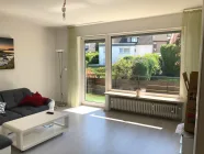 Wohnzimmer im Obergeschoss mit Zugang auf den Balkon