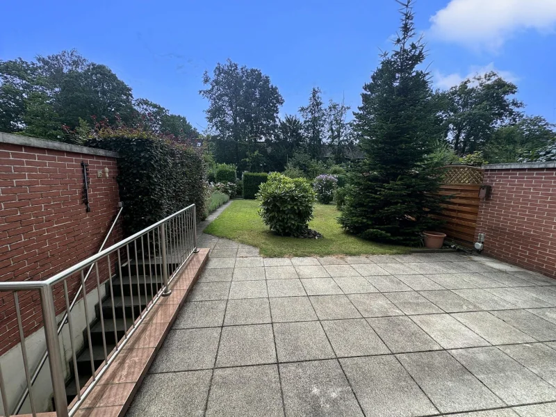 Terrasse mit Blick in den Garten