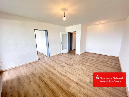 Wohnzimmer - Wohnung kaufen in Bielefeld - Modernisierte Eigentumswohnung in Stieghorst mit Teuto-Fernblick