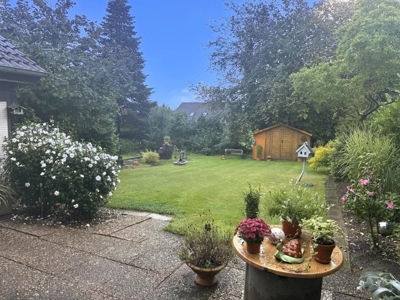 Terrasse mit Blick in den Garten