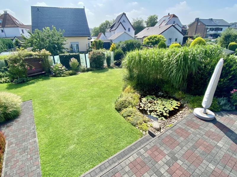 Blick vom Balkon in den Garten