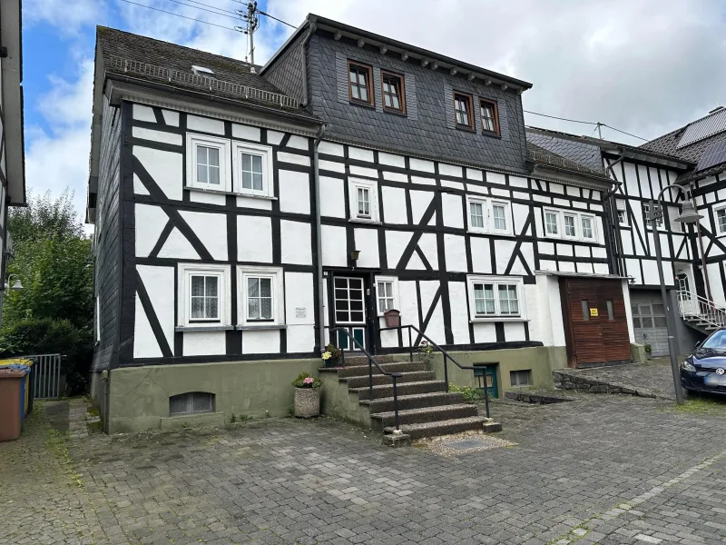 IMG_6226 - Haus kaufen in Neunkirchen - Historisches Zweifamilienhaus mit sonnigem Grundstück im alten Ortskern von Salchendorf!