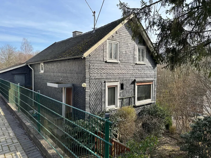 eingang - Haus kaufen in Neunkirchen - Gemütliches Einfamilienhaus mit großem Grundstück in sonniger Lage von Struthütten! 
