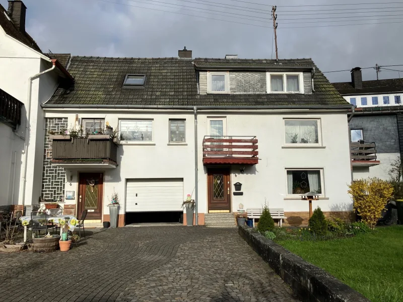 2 - Haus kaufen in Burbach - Kleines Doppelhaus im historischen Ortskern von Niederdresselndorf