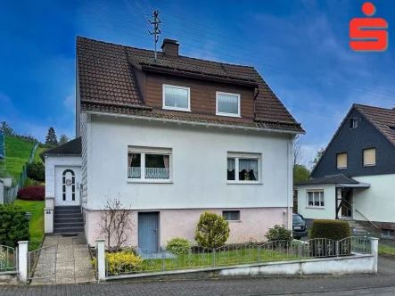 Titelbild - Haus kaufen in Burbach - Gemütliches Einfamilienhaus mit großem Garten in Burbach-Wahlbach