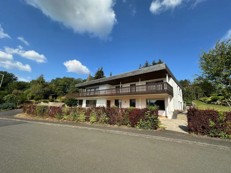 Sraßenansicht - Haus kaufen in Burbach - Geräumiges Zweifamilienhaus in ruhiger Sonnenlage von Holzhausen mit herrlichem Weitblick! 