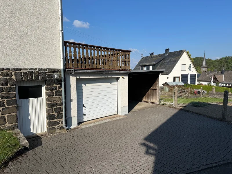 Garage und Carport mit Zugang zum Grundstück