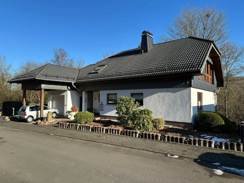 Straßenansicht - Haus kaufen in Neunkirchen - Attraktives Ein/Zweifamilienhaus in ruhiger Sackgassenlage in Salchendorf zu verkaufen!