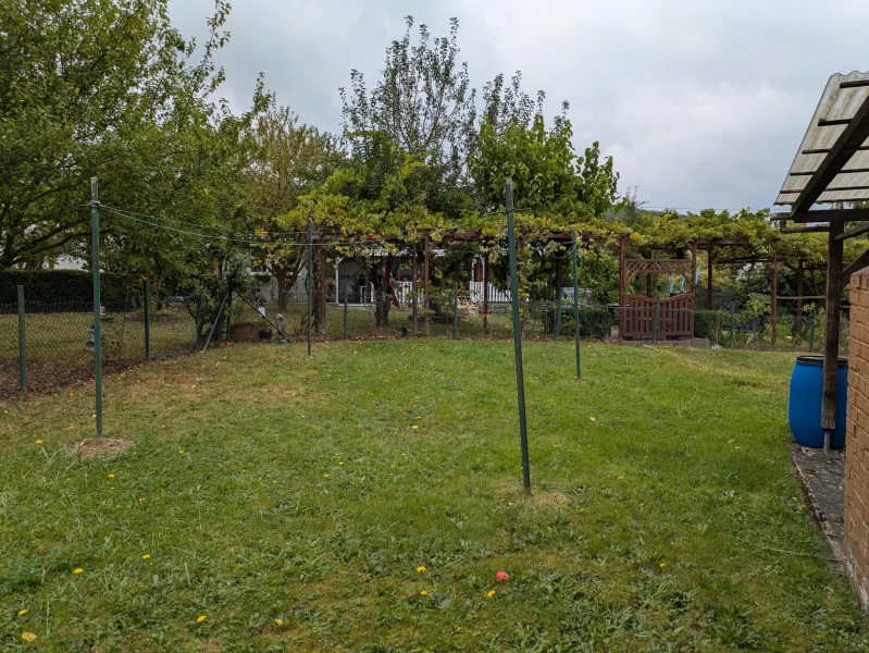 Grundstück neben der Terrasse