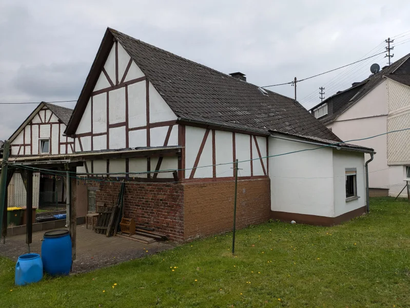 Rückansicht mit überdachter Terrasse