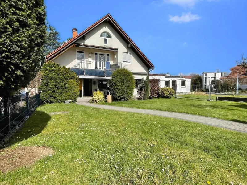 Frontansicht - Haus kaufen in Schwerte - Teilvermietetes Zweifamilienhaus in Schwerte-Ergste (Erbbaurecht)