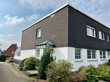 Seitenansicht - Haus kaufen in Dortmund - In beliebter Lage mit zwei Garagen...