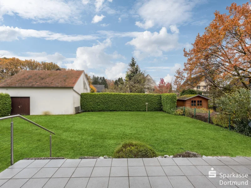 Blick von der Terrasse in den Garten