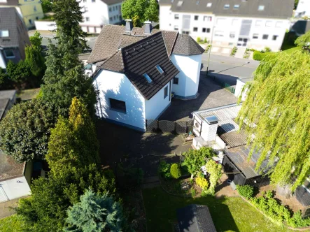 Luftbild - Haus kaufen in Dortmund - Im Grünen gelegenes Zweifamilienhaus mit vier Garagen 