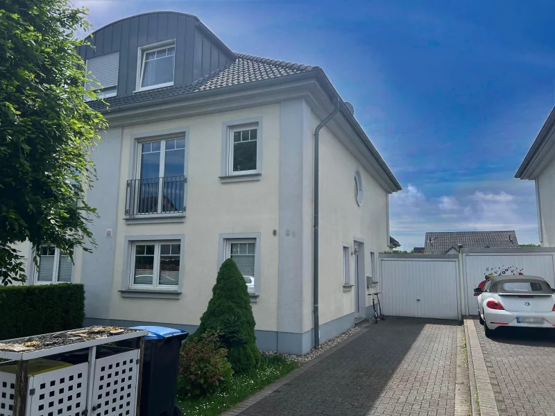 Hausansicht - Haus kaufen in Schwerte - Stilvolle Doppelhaushälfte mit Südterrasse für die Familie !