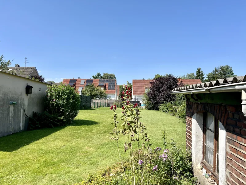 Ausbick von der Terrasse in den großen Garten