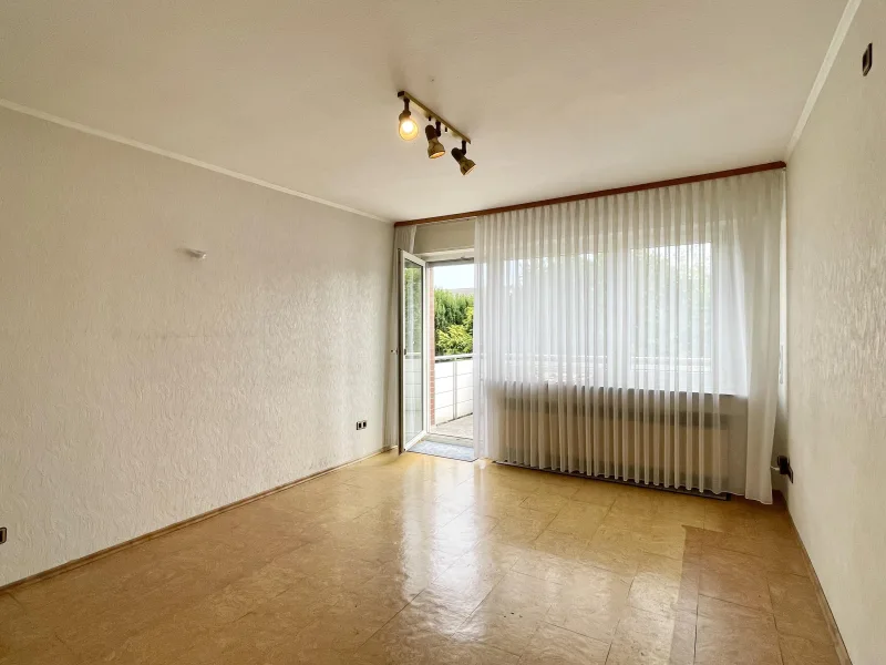 Elternschlafzimmer mit Zugang zum Balkon