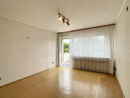 Elternschlafzimmer mit Zugang zum Balkon