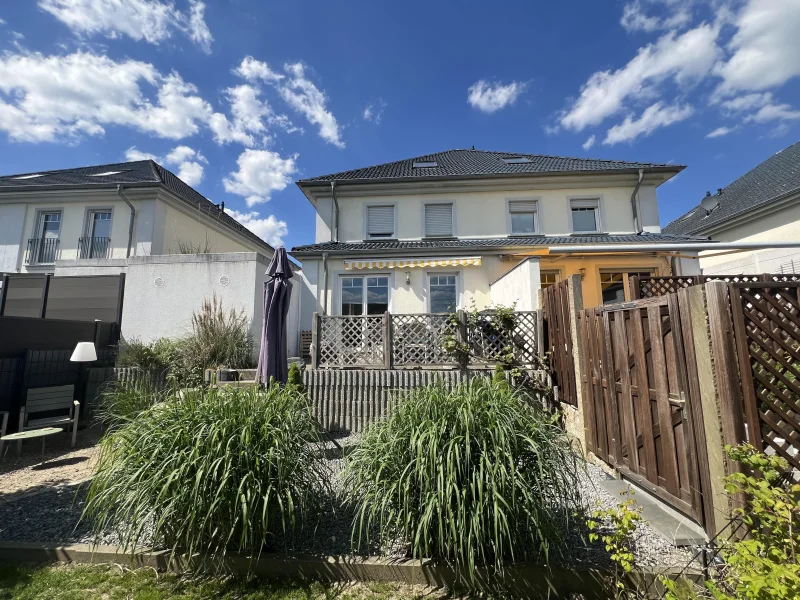 Rückansicht - Haus kaufen in Schwerte - Moderne Doppelhaushälfte mit großzügiger Terrasse !