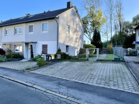 Hausvorderseite mit Stellplätzen - Haus kaufen in Dortmund - Rohdiamant in ruhiger Lage 