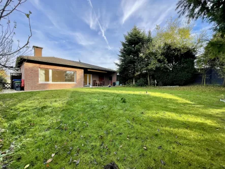 Hausrückseite mit Garten - Haus kaufen in Schwerte - Freistehendes Bungalow in Sackgassenlage