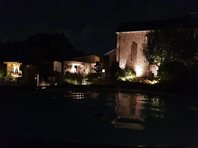 Blick aus dem Pool bei Nacht