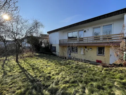 Garten und Hausrückseite - Haus kaufen in Schwerte - Fertighaus-Bungalow mit schönem Garten in begehrter Lage von Schwerte-Ergste