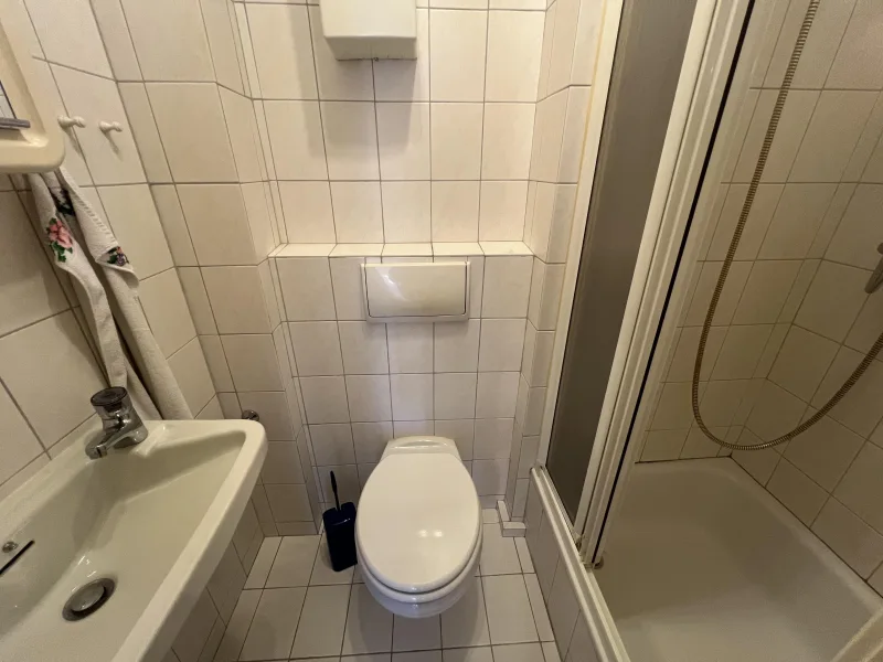 Gäste-WC mit Dusche 