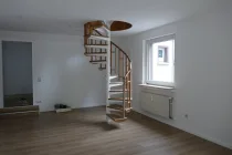 1. OG Wohnzimmer mit Treppe i. d. Spitzboden