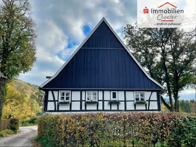 Giebelansicht - Haus kaufen in Hagen - Gepflegtes freistehendes Fachwerkhaus auf ca. 2.785 qm Grundstück in grüner Lage von Hagen-Dahl