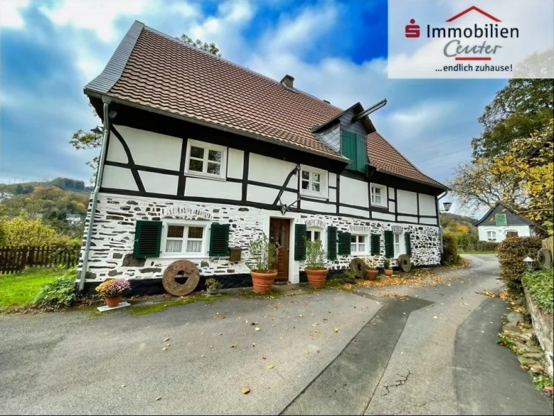 Frontansicht - Haus kaufen in Hagen - Gepflegtes freistehendes Fachwerkhaus auf ca. 2.785 qm Grundstück in grüner Lage von Hagen-Dahl