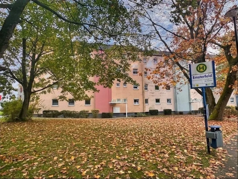 Straßenansicht mit Bushaltestelle vor dem Haus