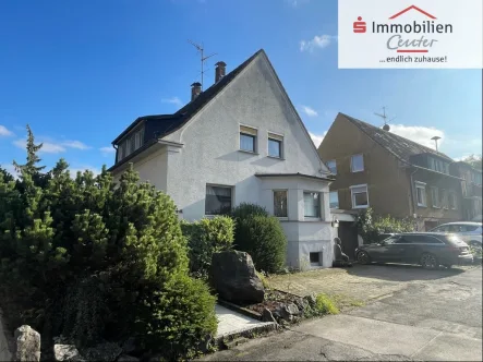 Straßenansicht - Haus kaufen in Hagen - Klassisches Einfamilienhaus mit Pkw-Garage  in grüner Wohnlage von Hagen-Herbeck