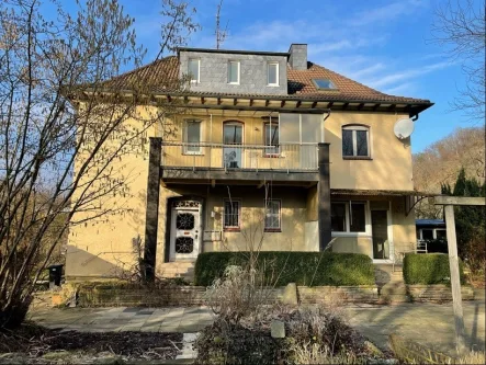 Straßenansicht - Haus kaufen in Hagen - Großes freistehendes Einfamilienhaus mit Pkw-GarageIn stadtnaher grüner Lage von HA-Hohenlimburg