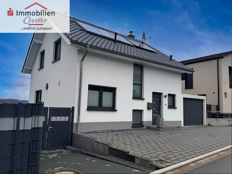 Straßenansicht - Haus kaufen in Hagen - Modernes freistehendes Einfamilienhaus mit Pkw-GarageIn ruhiger guter Lage von Hagen-Vorhalle