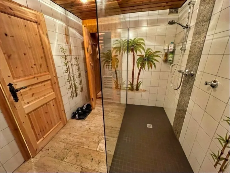 Wellnessbereich im UG mit Sauna und WC