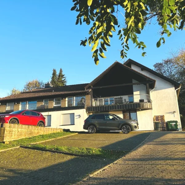 Frontansicht - Haus kaufen in Lüdenscheid - 3-Familienhaus mit 2 Gewerbe-Einheiten und 8 Pkw-Stellplätzen in guter Lage, Lüdenscheid-Bräucken