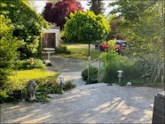 Blick von der Terrasse in den schönen Garten